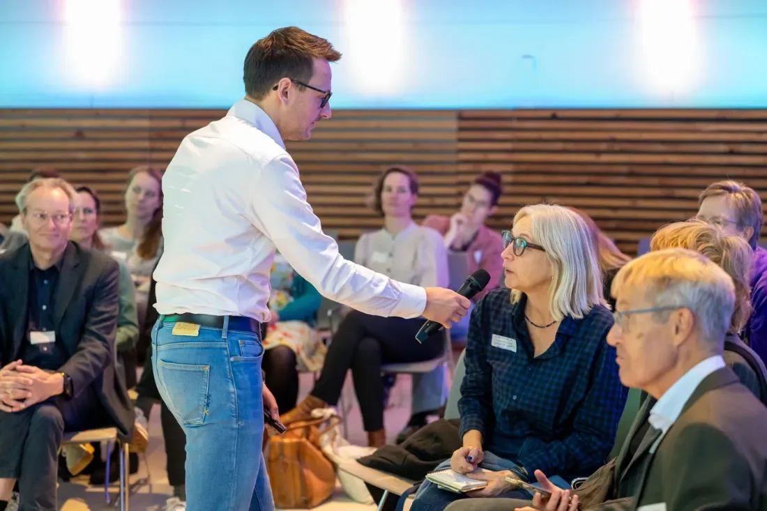 Jens met de microfoon bij het publiek