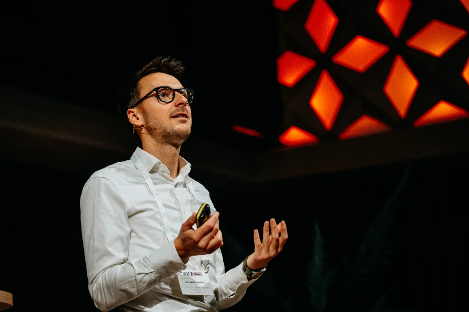 Jens van der Weele voor een groep tijdens een workshop